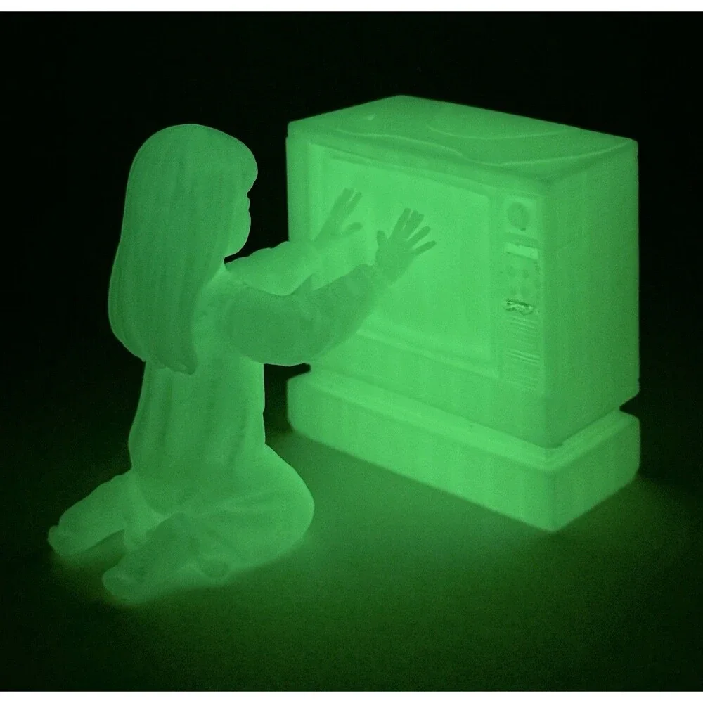 Poltergeist Girl With TV Carol Anne Glow-In-The-Dark Toy Figure